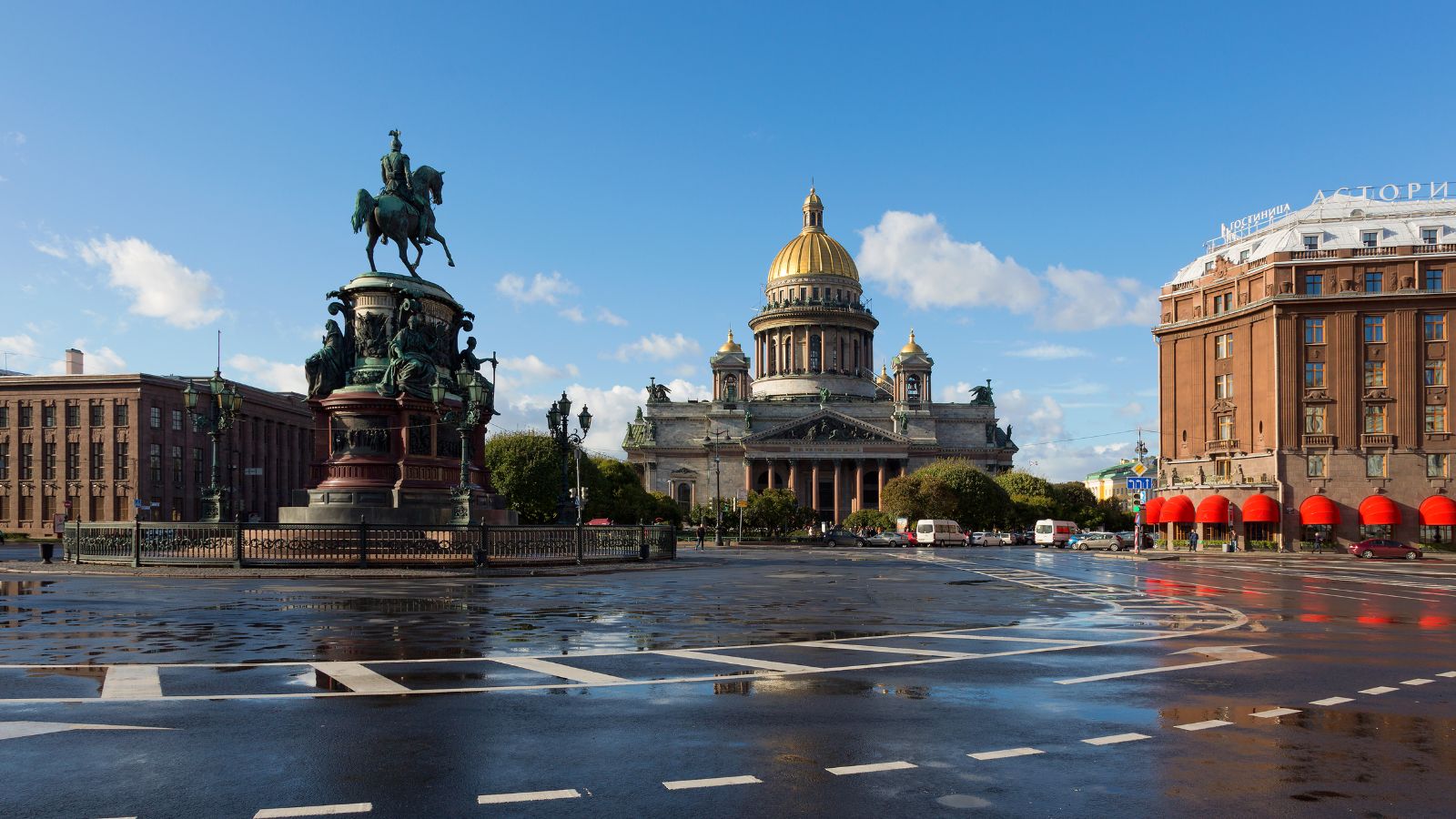 Saint Isaac's Square SPB - Provided by Pavlikhin via WikiCommons