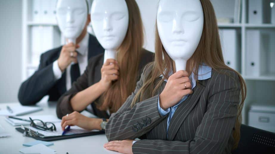 14 Things That Label You as 'Uneducated' on Social Media