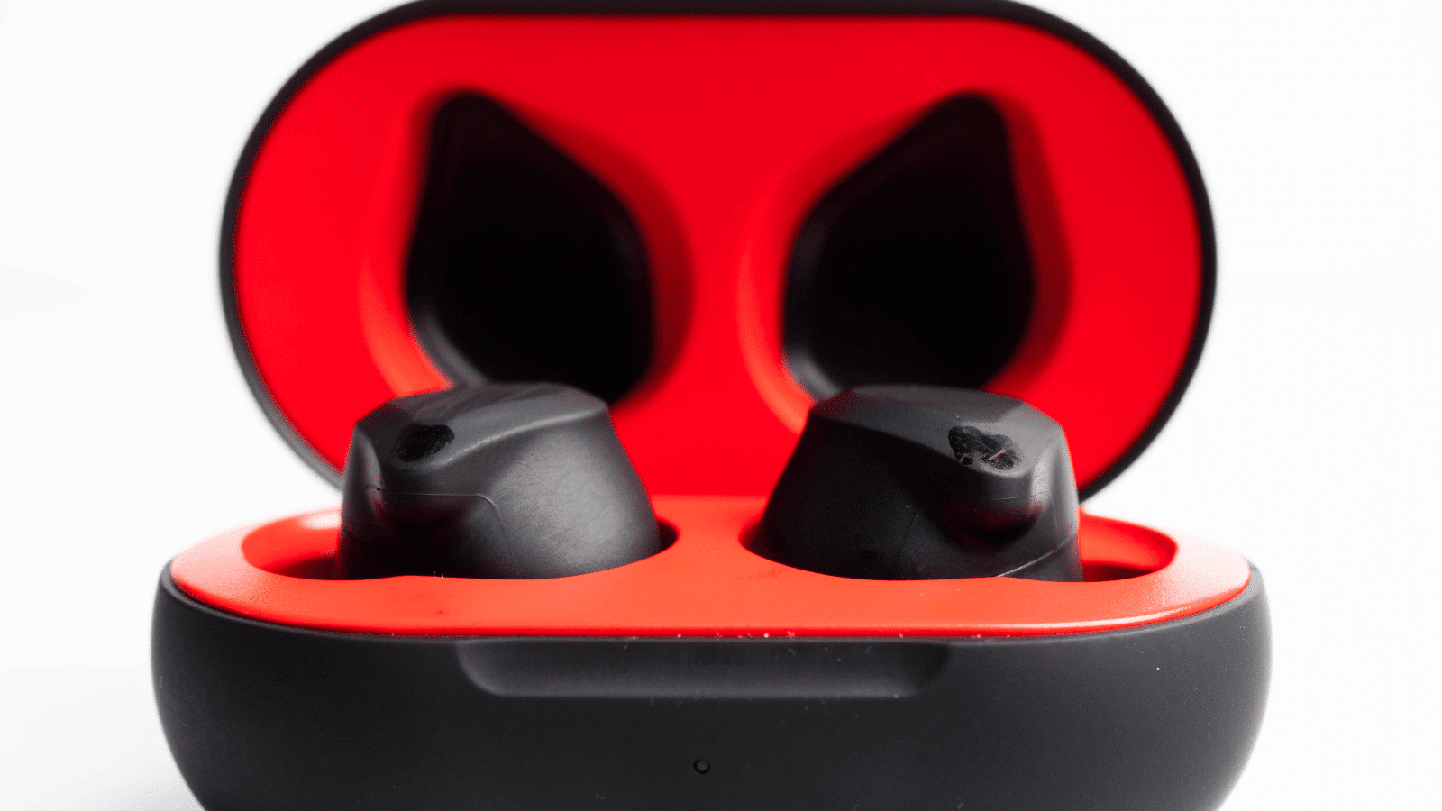 Unleash The Sparkle: How to Effectively Clean Your AirPods and Their Case!